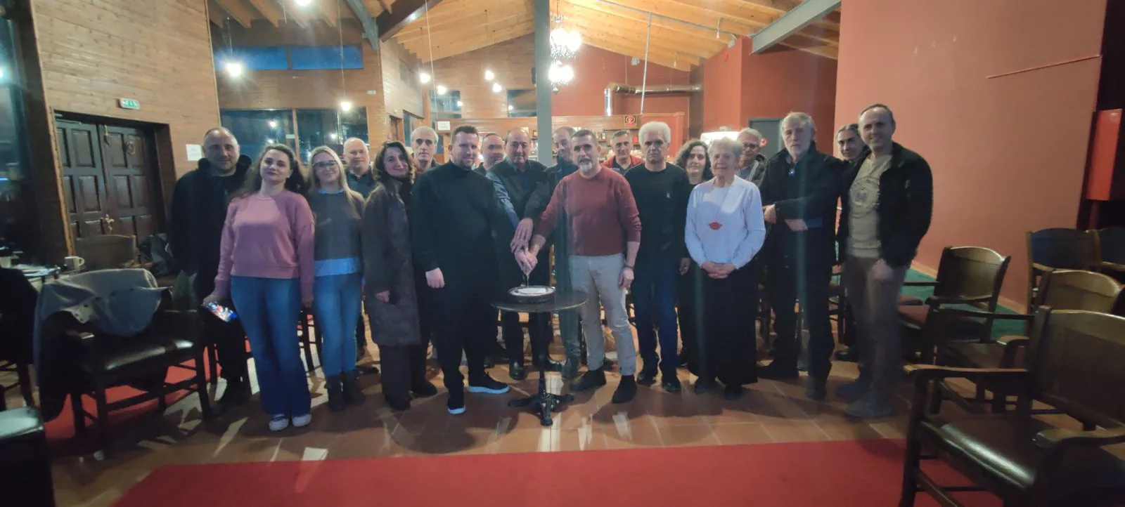 Ο Σύλλογος Επαγγελματιών κόβει την Πρωτοχρονιάτικη πίτα στο Σαλέ του Χιονοδρομικού Κέντρου Περτουλίου.